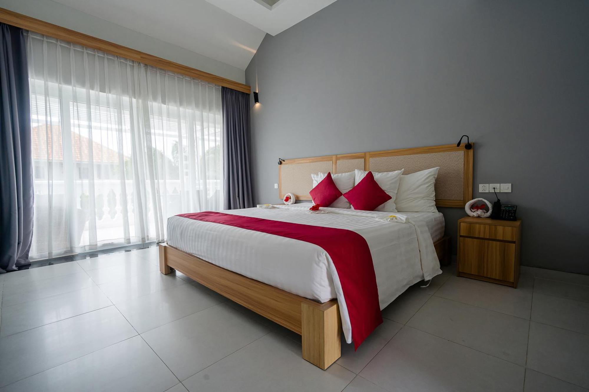 Phòng Giường Đôi/2 Giường Đơn Nhìn Ra Hồ Bơi