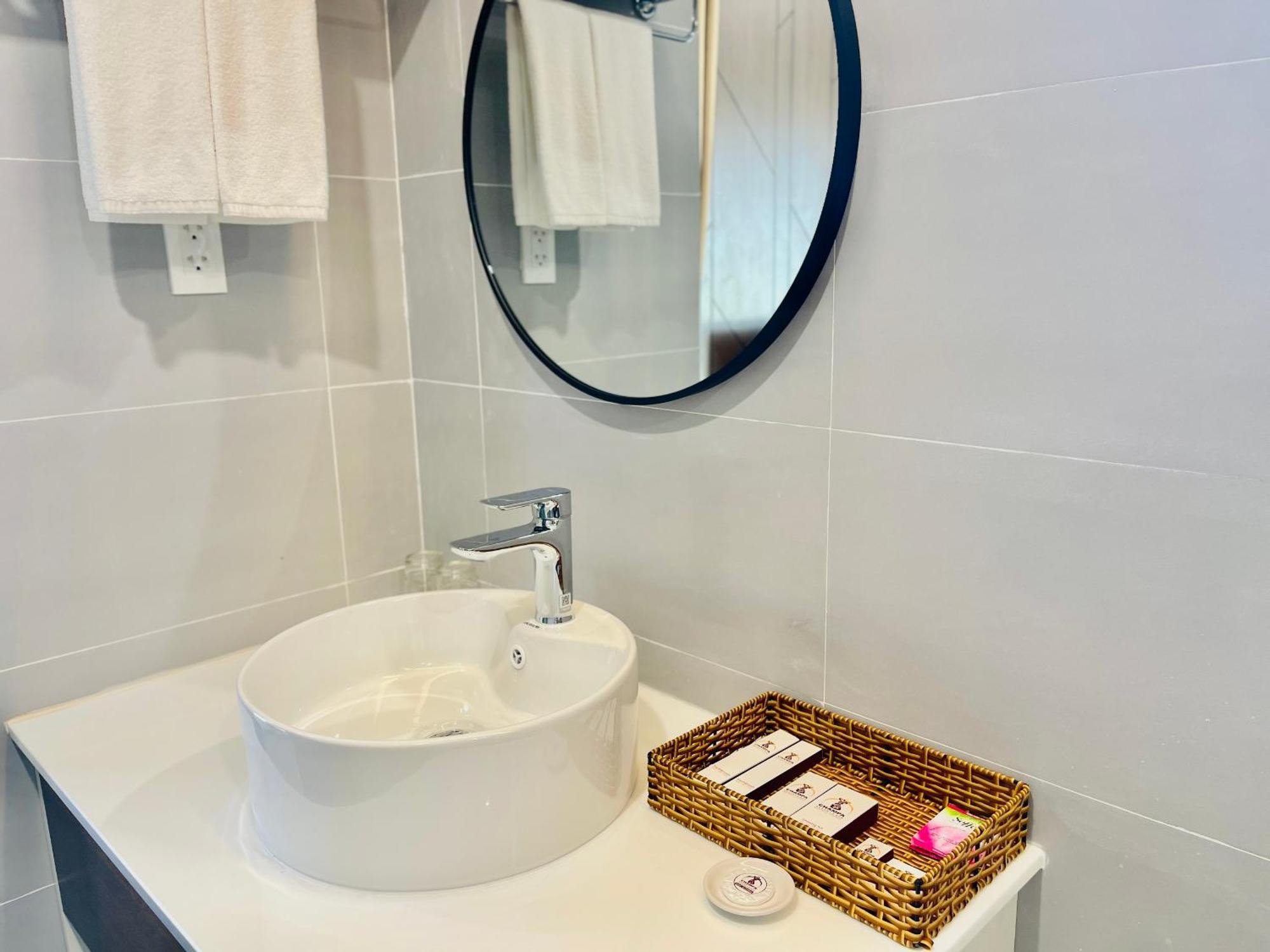 Phòng Deluxe Giường Đôi Nhìn Ra Biển Từ Phía Bên Cạnh
