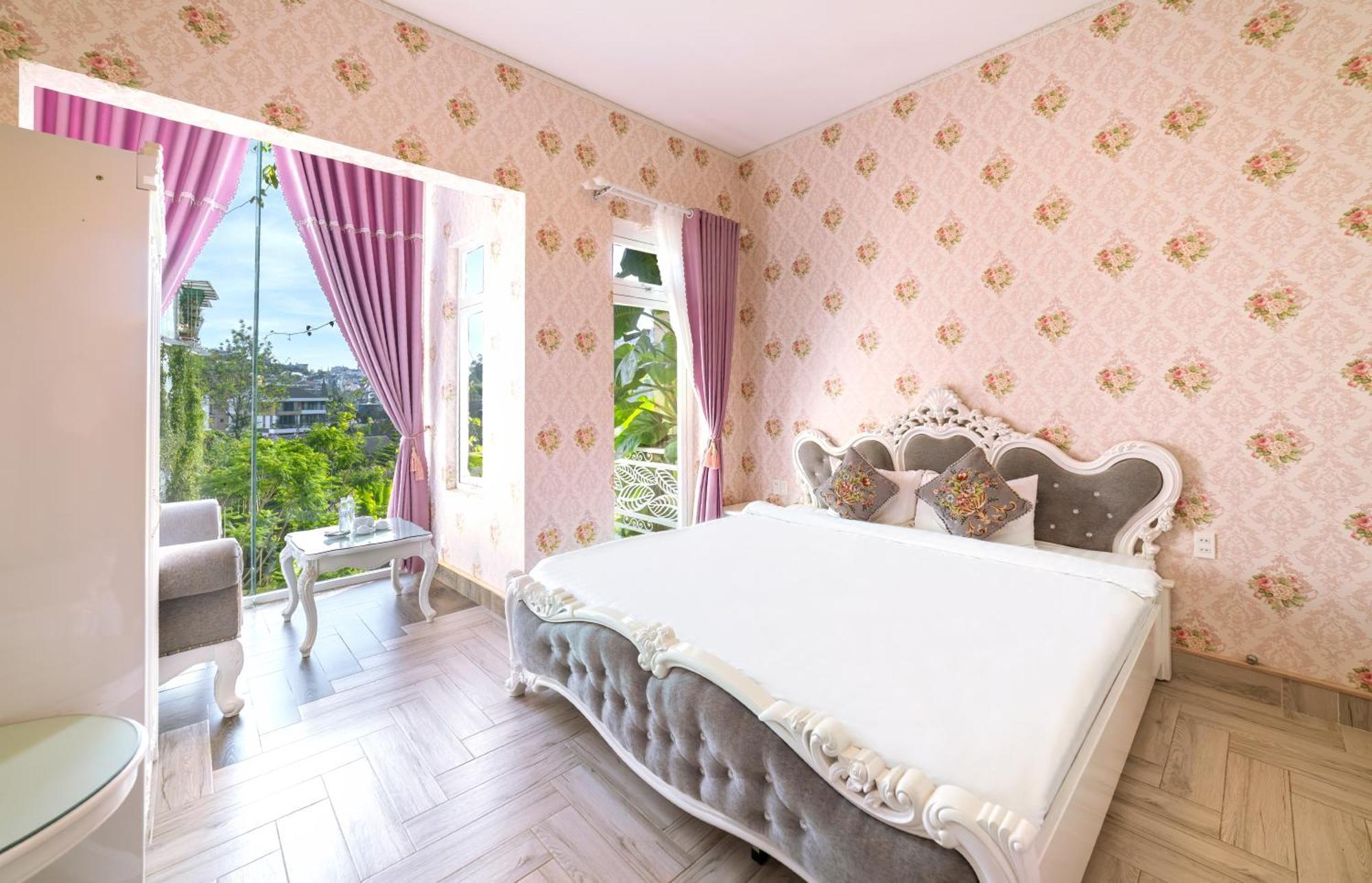 Phòng Deluxe Giường Đôi Có Ban Công