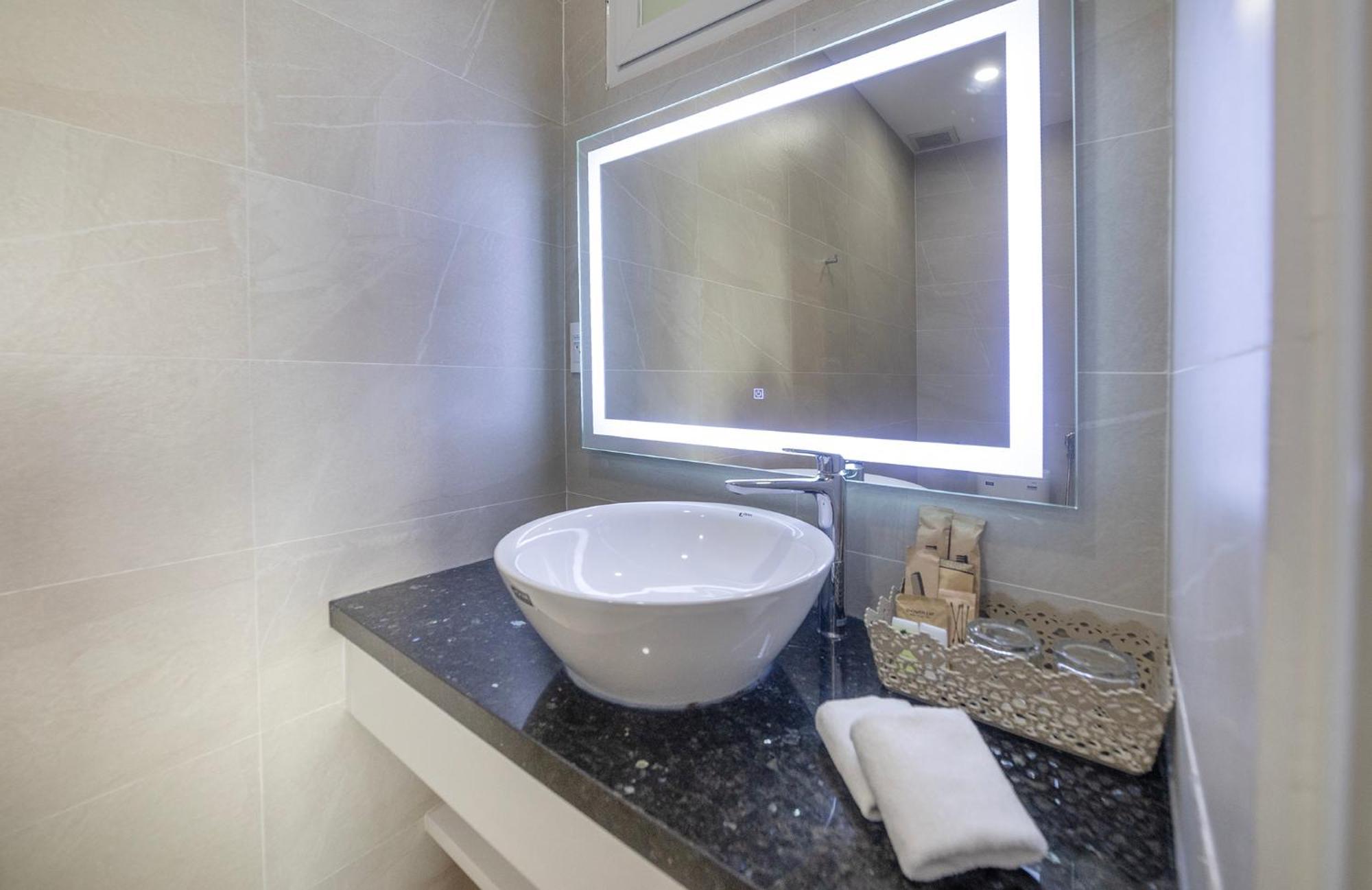 Phòng Deluxe Giường Đôi Có Ban Công