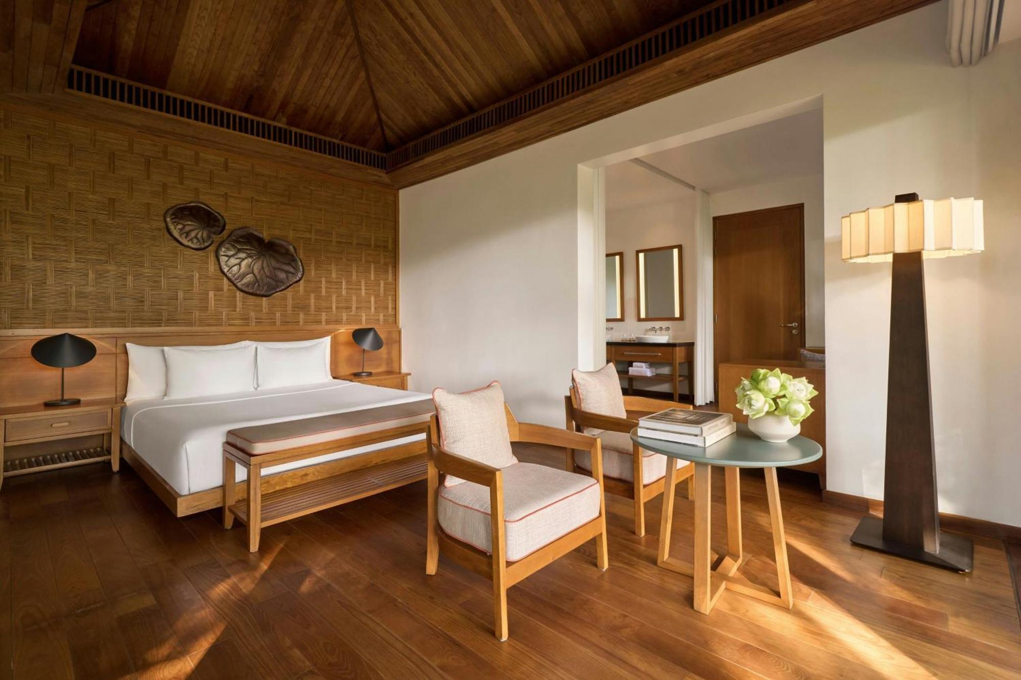 Bungalow with One King Bed and Garden View