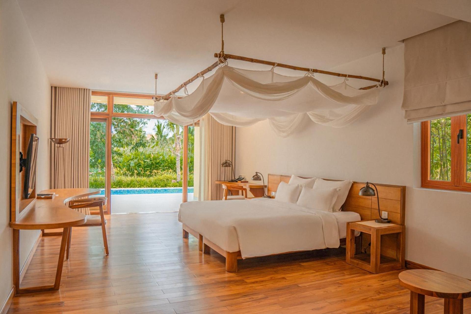 Lagoon One Bedroom Pool Villa with King Bed