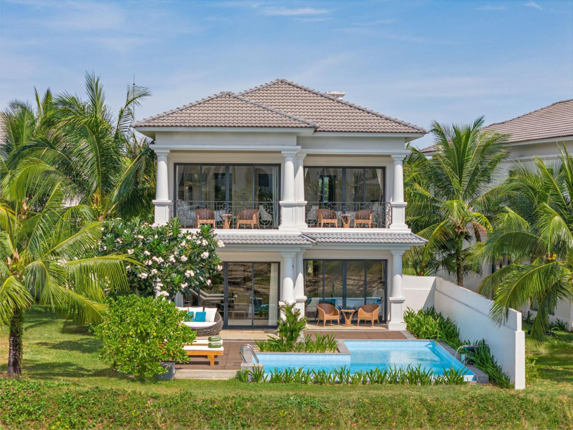 Biệt Thự 4 Phòng Ngủ Có Tầm Nhìn Ra Hồ Nước Và Hồ Bơi Riêng