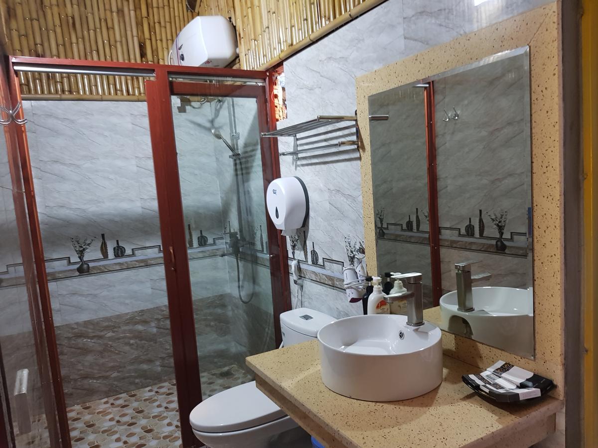 Deluxe Driepersoonsbungalow met Eigen Badkamer Buiten