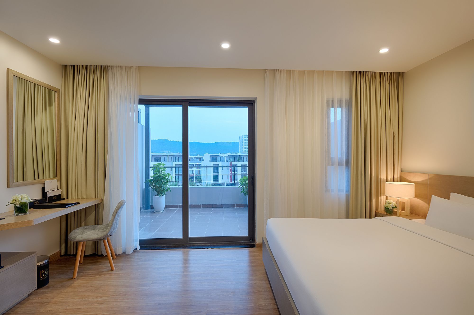 Biệt Thự Nhìn Ra Vườn