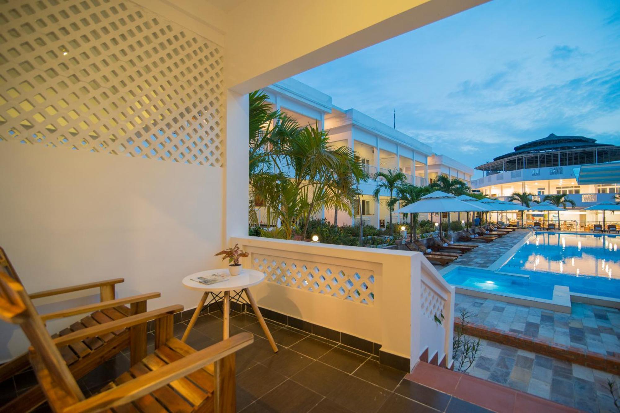 Phòng Deluxe 2 Giường Đơn Nhìn Ra Hồ Bơi