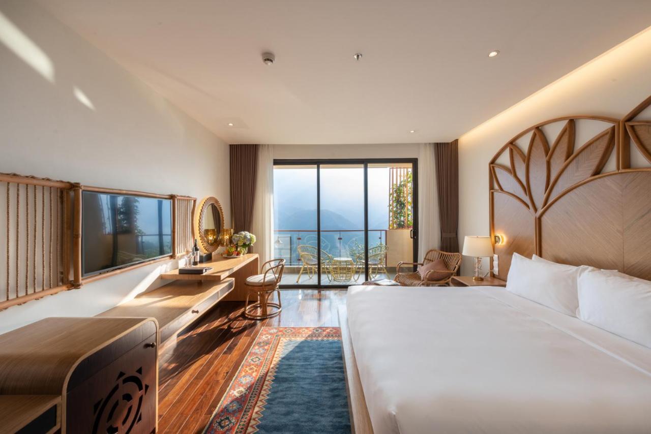 Deluxe Twin Mountain View with Hollywood Beds