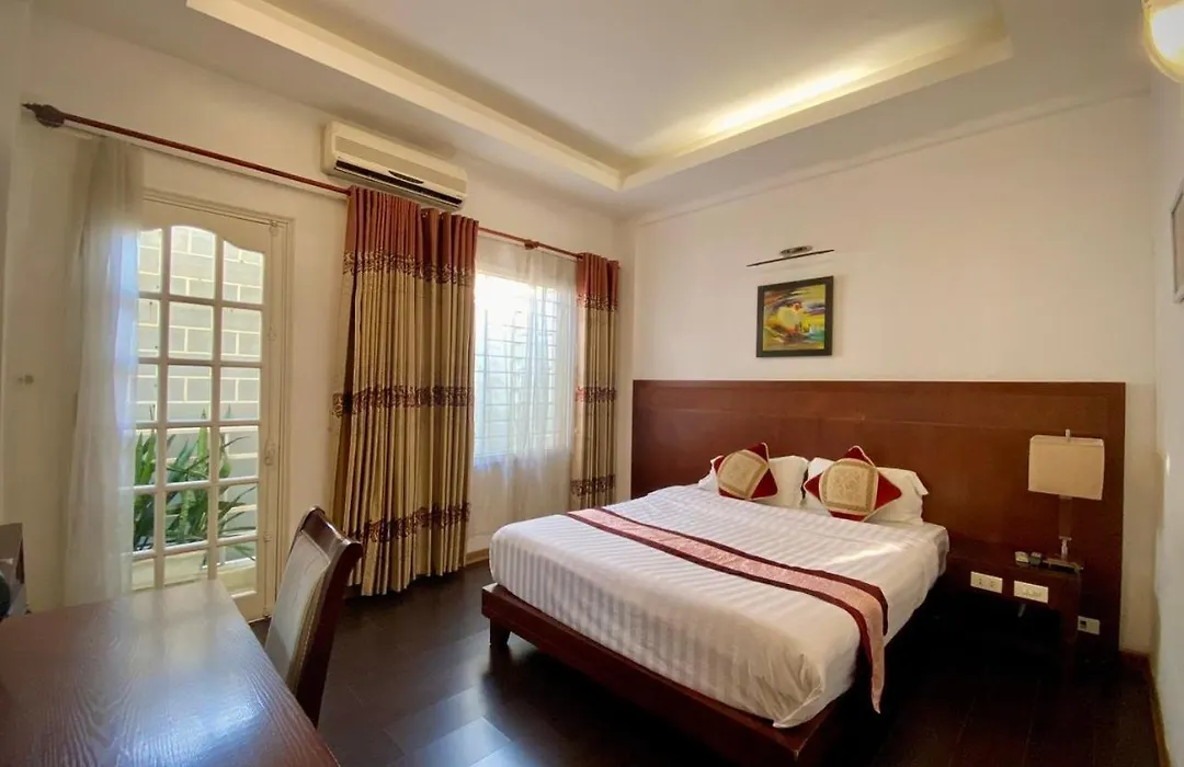 Gold Hotel-1