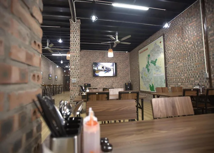 Moc May By Northstar Hostel & Tours