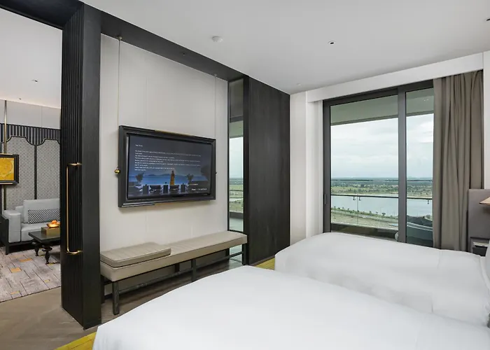 Hoiana & Suites